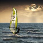 Datos curiosos del windsurfing: descubre las increíbles hazañas de los expertos en el agua