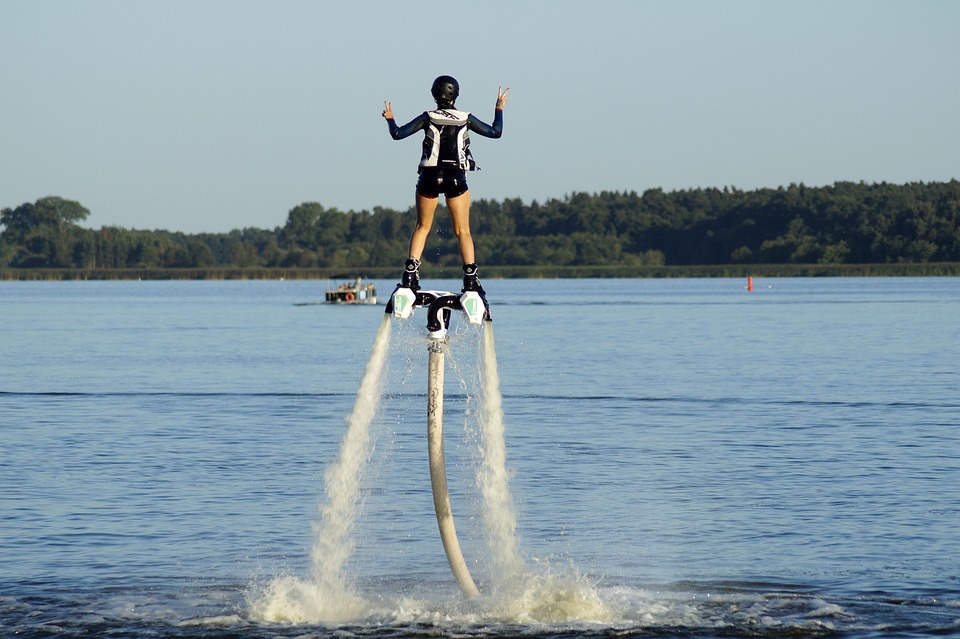 Descubre los datos curiosos más sorprendentes sobre el Flyboarding: ¡Un deporte acuático lleno de adrenalina y diversión!